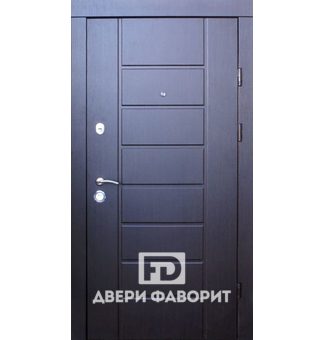 Входная парадная дверь в коттедж