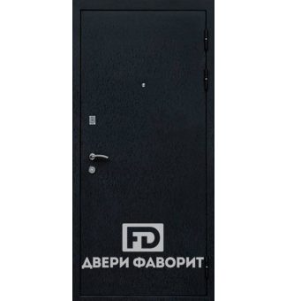 металлическая дверь для коттеджа окрашена цинкогрунтом чёрного цвета