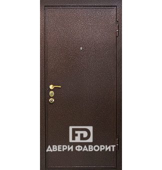 стальная дверь в коттедж отделана цинкогрунтом коричневого цвета