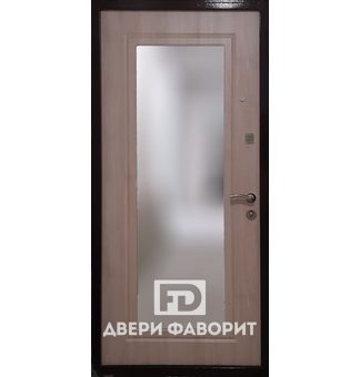 Дверь в квартиру с зеркалом внутри