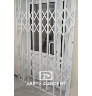 Решетчатая дверь с раздвижной створкой