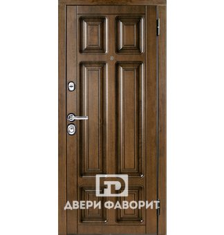 металлическая уличная дверь отделана филенчатым мдф коричневого оттенка